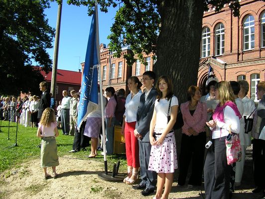 Klikka vaatamaks tissuuruses pilti