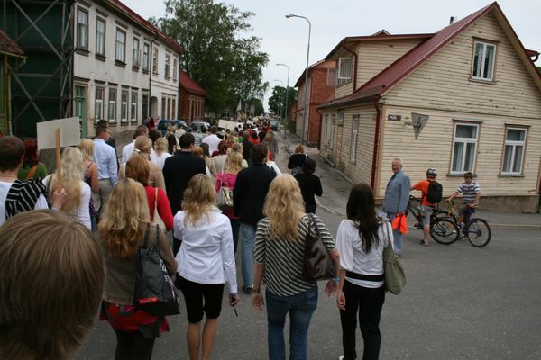 Klikka vaatamaks tissuuruses pilti